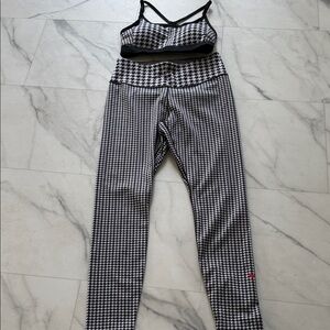 Stylish Nike Black and White Houndstooth Women's leggings and matching bra